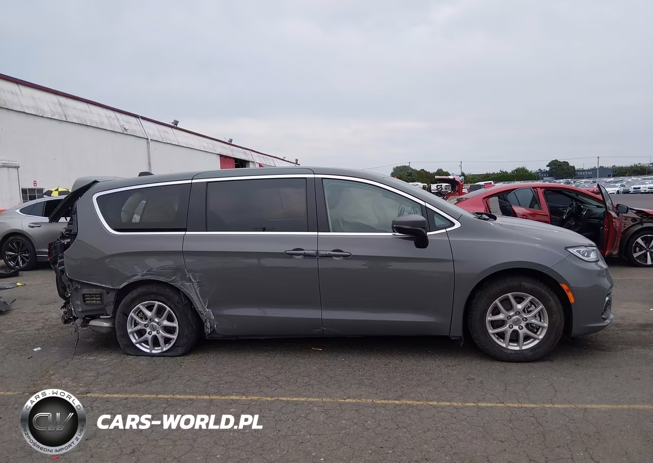 2023 Chrysler Pacifica Touring L VIN:2C4RC1BG8PR571413 - 13