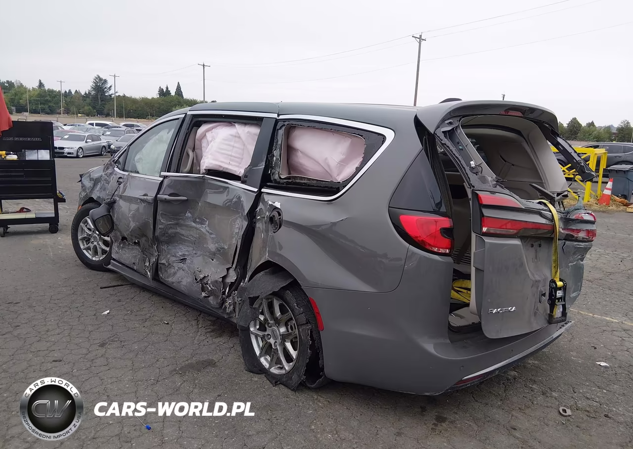 2023 Chrysler Pacifica Touring L VIN:2C4RC1BG8PR571413 - 3