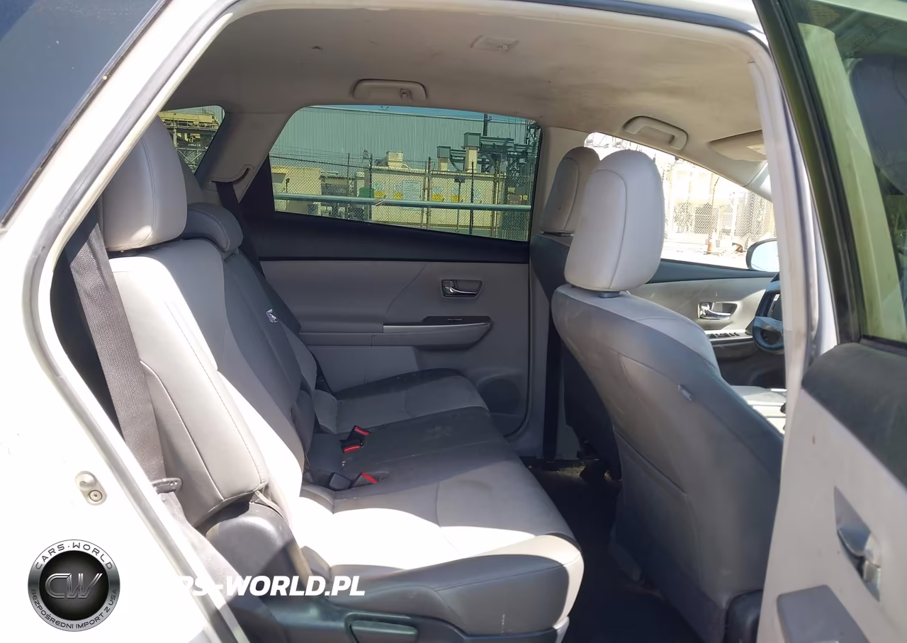 2017 Toyota Prius V Four VIN:JTDZN3EU1HJ062082 - 8