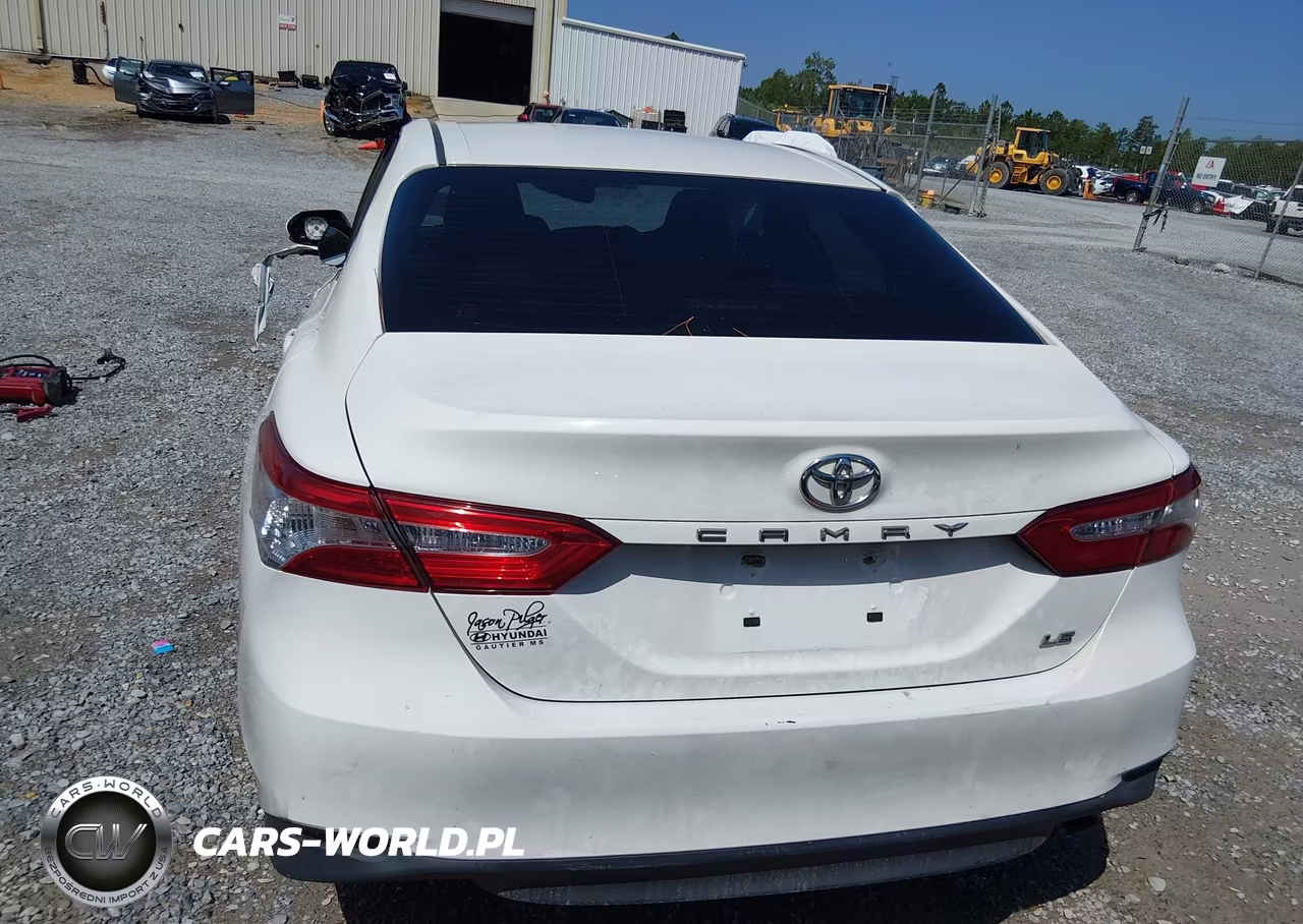 2018 Toyota Camry Le VIN:JTNB11HK3J3010633 - 16