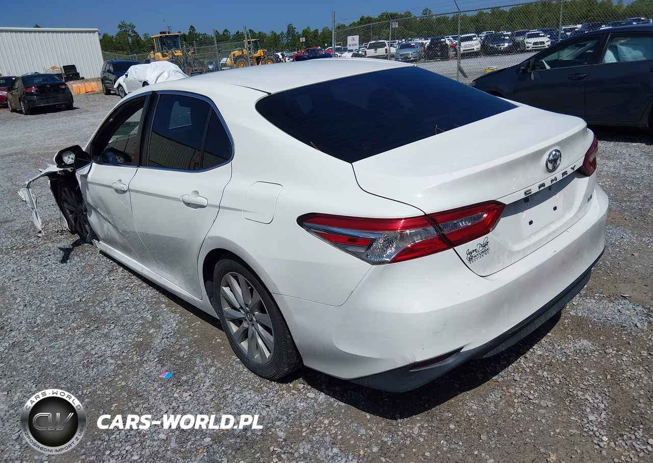 2018 Toyota Camry Le VIN:JTNB11HK3J3010633 - 3