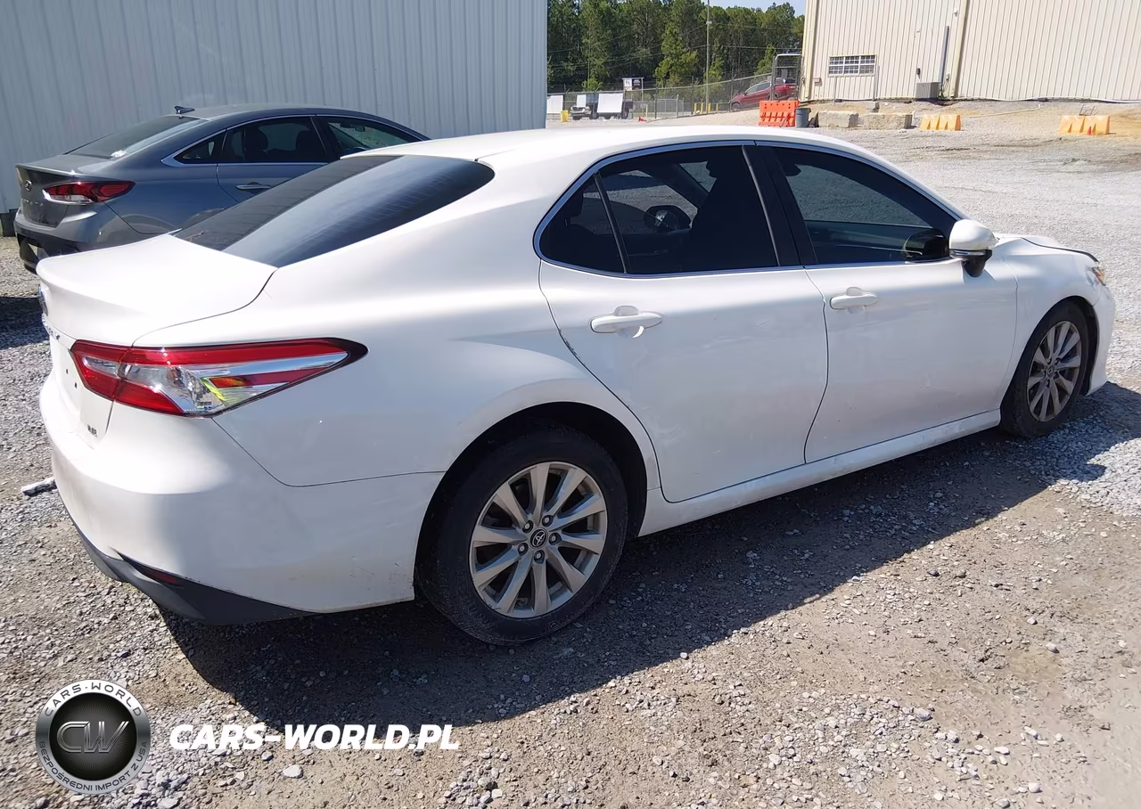 2018 Toyota Camry Le VIN:JTNB11HK3J3010633 - 4