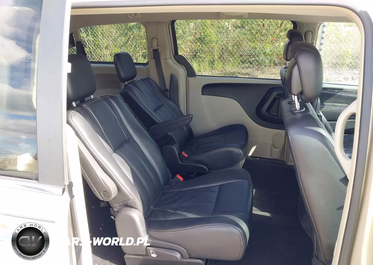 2016 Chrysler Town & Country Touring VIN:2C4RC1BG0GR128639 - 8