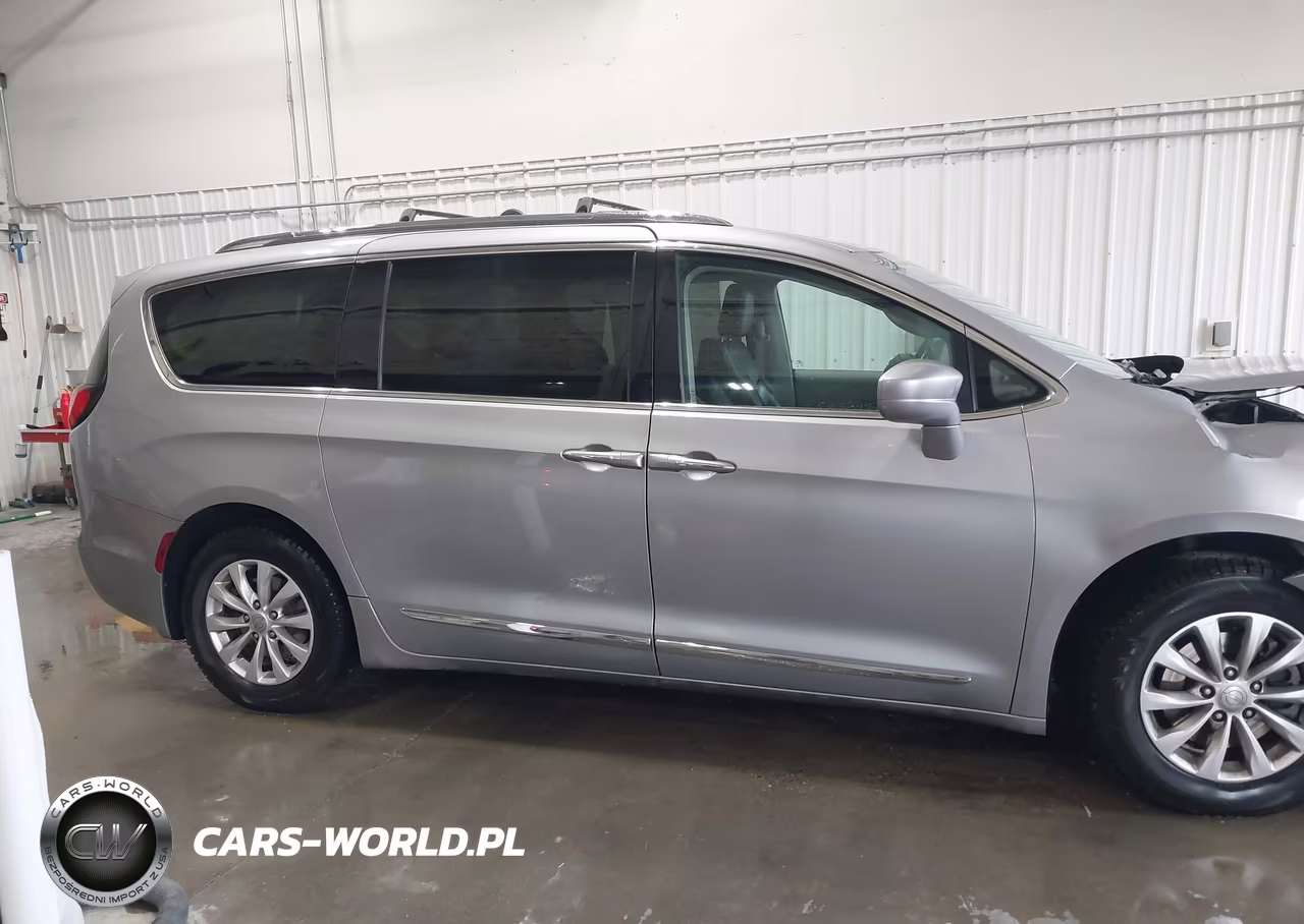2018 Chrysler Pacifica Touring L VIN:2C4RC1BG9JR120014 - 13