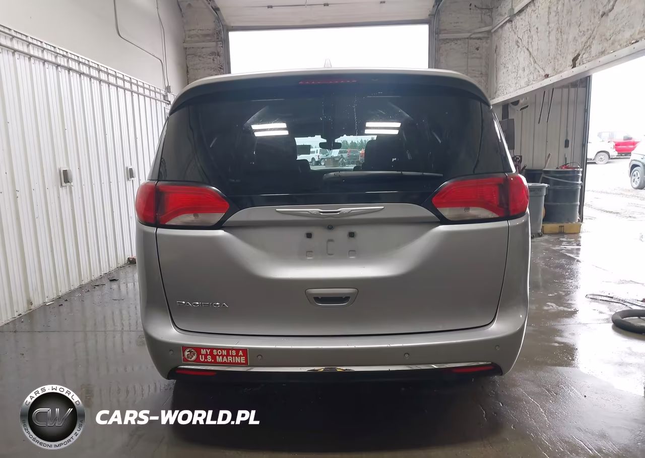 2018 Chrysler Pacifica Touring L VIN:2C4RC1BG9JR120014 - 16