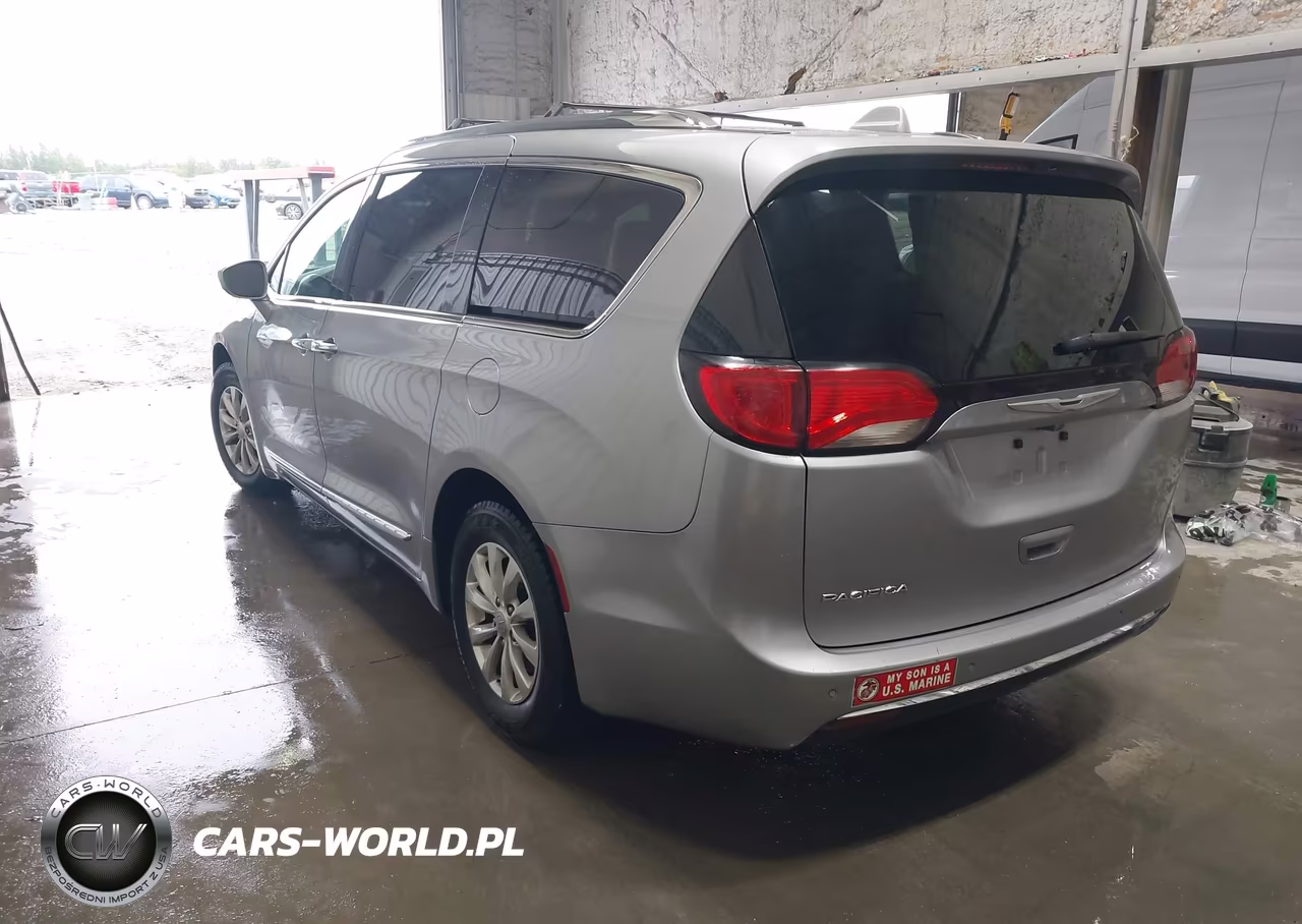 2018 Chrysler Pacifica Touring L VIN:2C4RC1BG9JR120014 - 3
