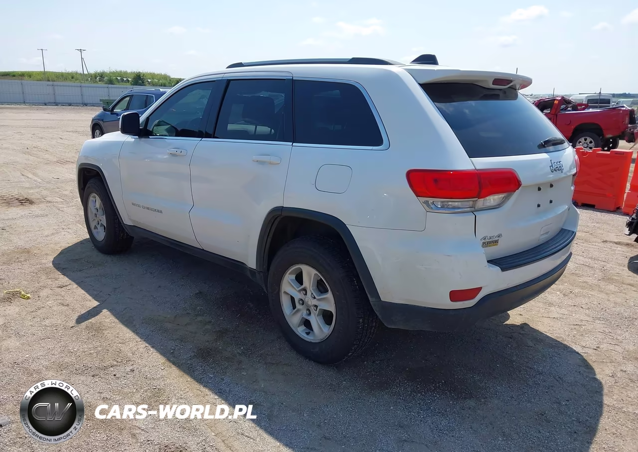 2015 Jeep Grand Cherokee Laredo VIN:1C4RJFAG0FC889182 - 3
