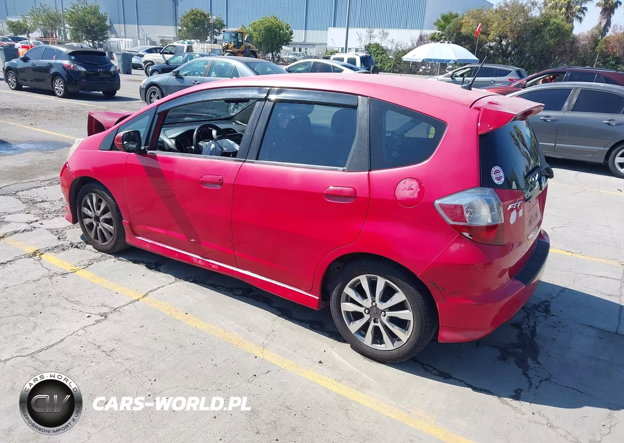 2013 Honda Fit Sport VIN:JHMGE8H5XDC043326 - 3