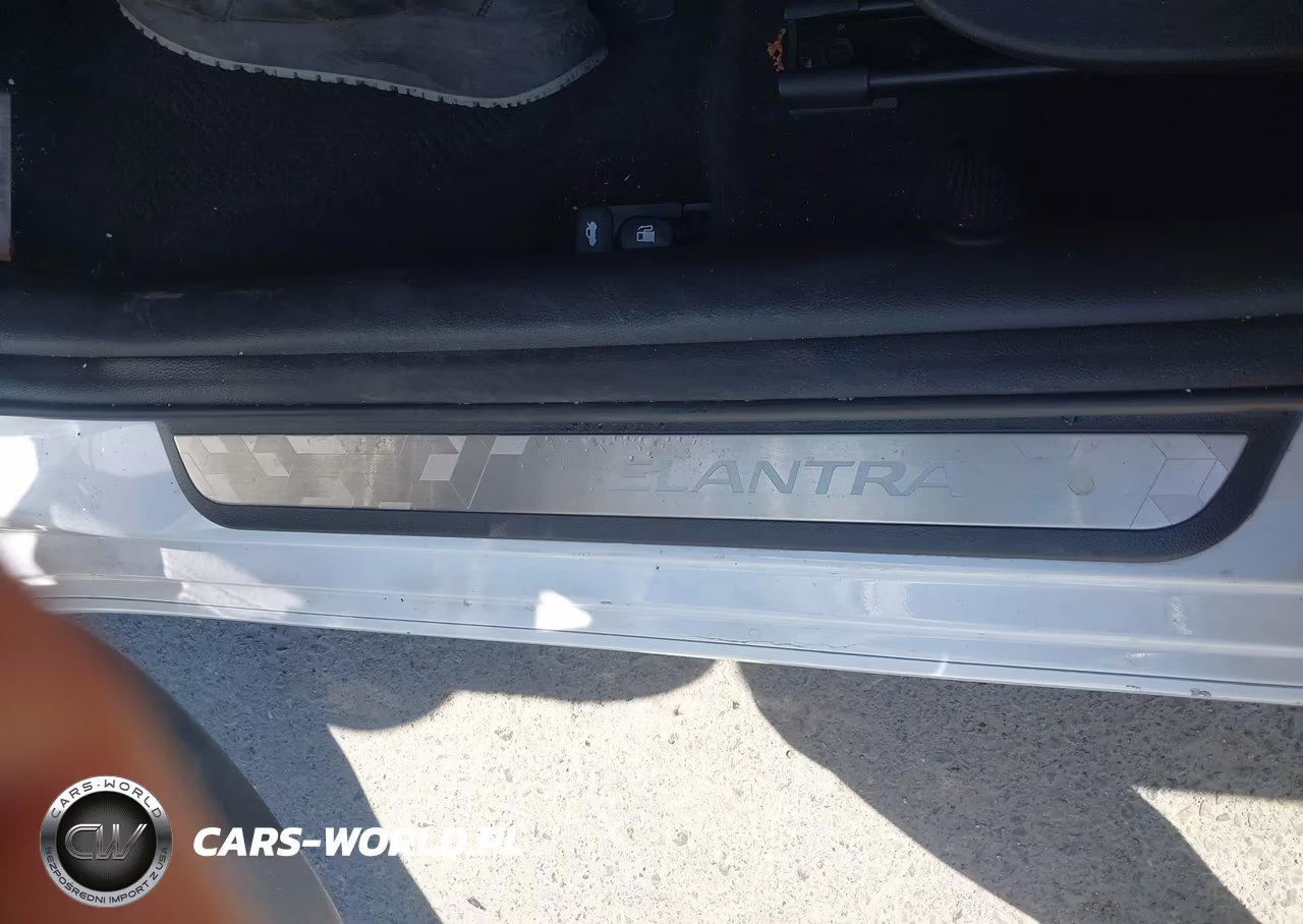 2018 Hyundai Elantra Sport VIN:KMHD04LB2JU587197 - 3