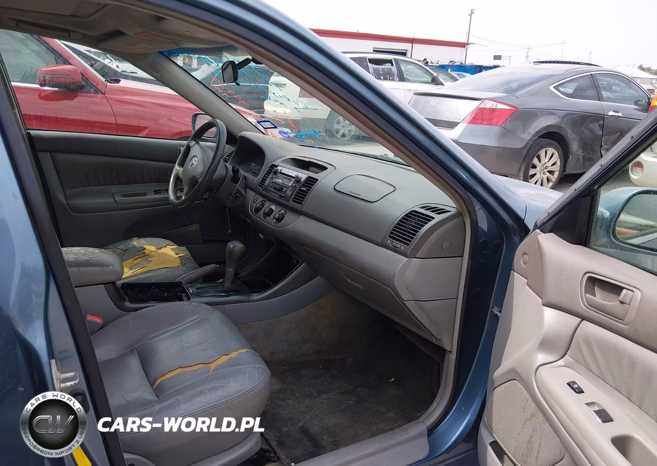 2002 Toyota Camry Le VIN:JTDBE30K320019996 - 5