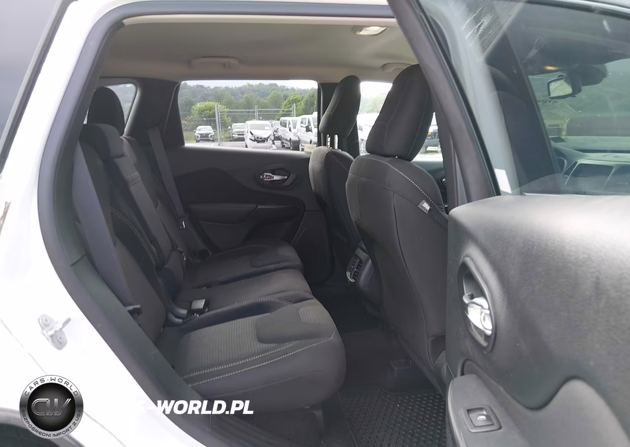 2015 Jeep Cherokee Latitude VIN:1C4PJMCB3FW795552 - 8