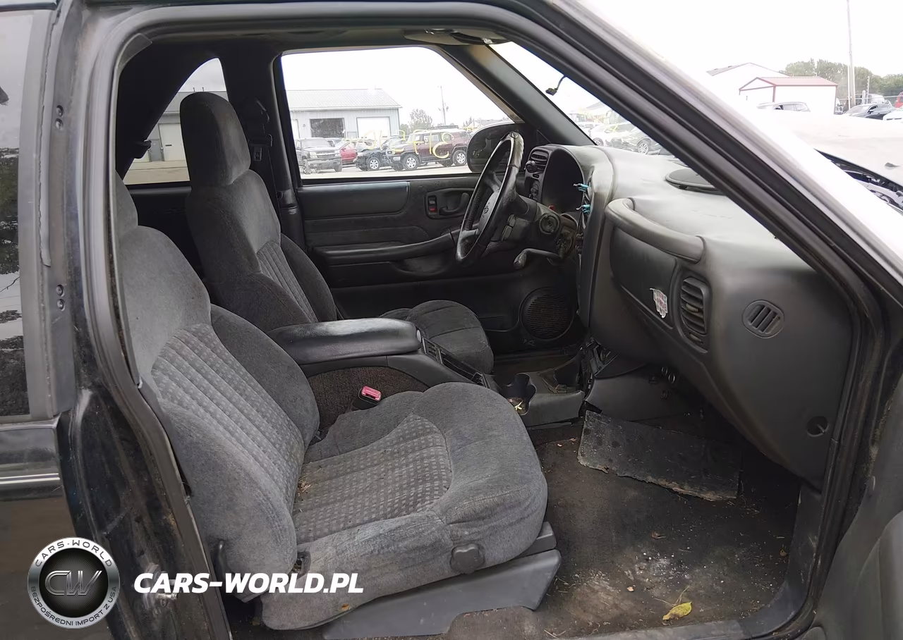 2000 Chevrolet Blazer Ls VIN:1GNCT18W0YK115322 - 5