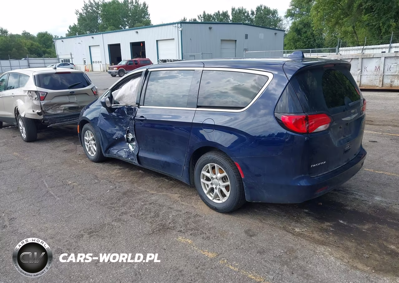 2017 Chrysler Pacifica Touring VIN:2C4RC1DG3HR571608 - 3