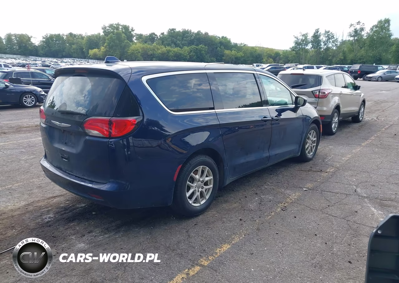 2017 Chrysler Pacifica Touring VIN:2C4RC1DG3HR571608 - 4