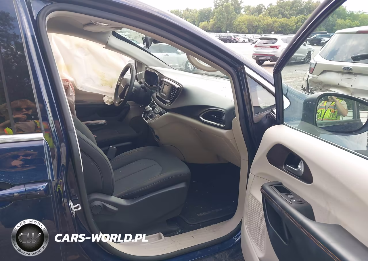 2017 Chrysler Pacifica Touring VIN:2C4RC1DG3HR571608 - 5