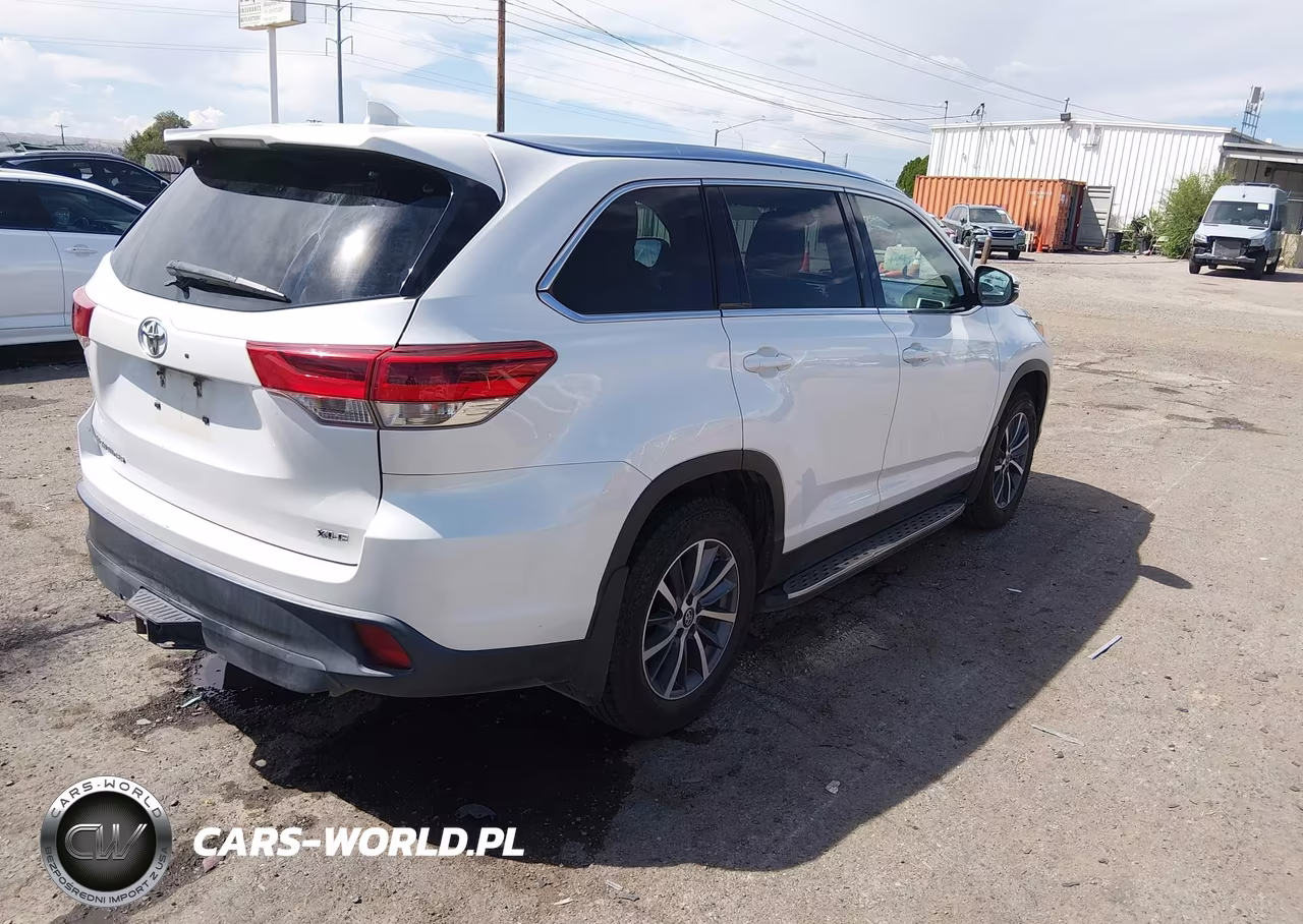 2019 Toyota Highlander Xle VIN:5TDKZRFH4KS309762 - 4