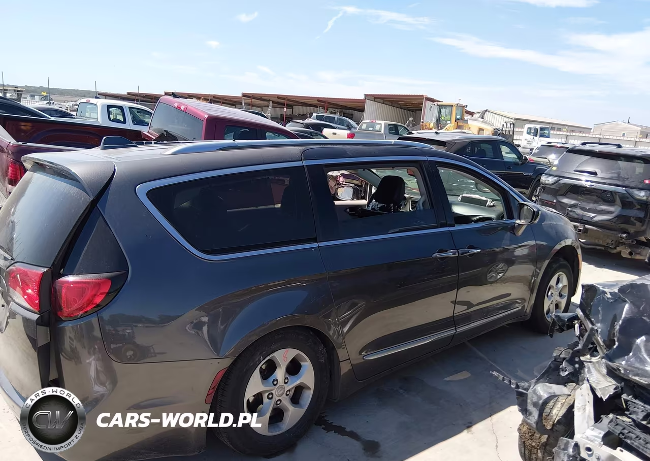 2017 Chrysler Pacifica Touring-L Plus VIN:2C4RC1EG9HR622575 - 14