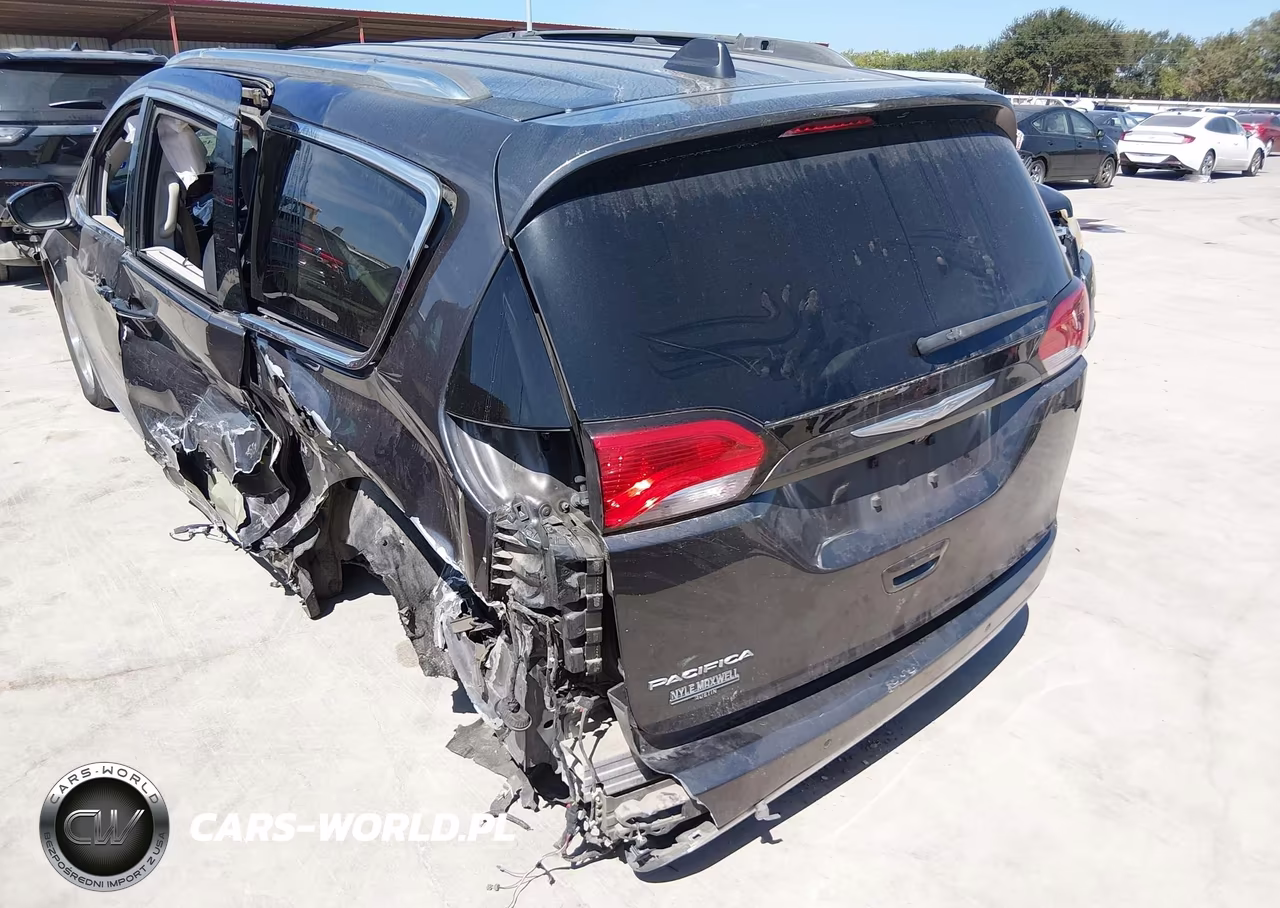 2017 Chrysler Pacifica Touring-L Plus VIN:2C4RC1EG9HR622575 - 3