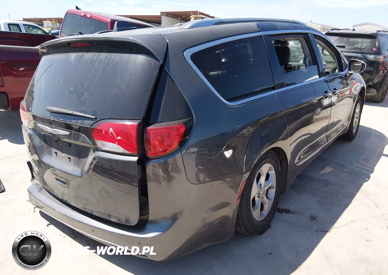 2017 Chrysler Pacifica Touring-L Plus VIN:2C4RC1EG9HR622575 - 4