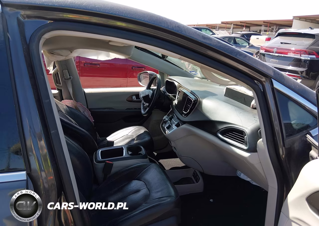 2017 Chrysler Pacifica Touring-L Plus VIN:2C4RC1EG9HR622575 - 5