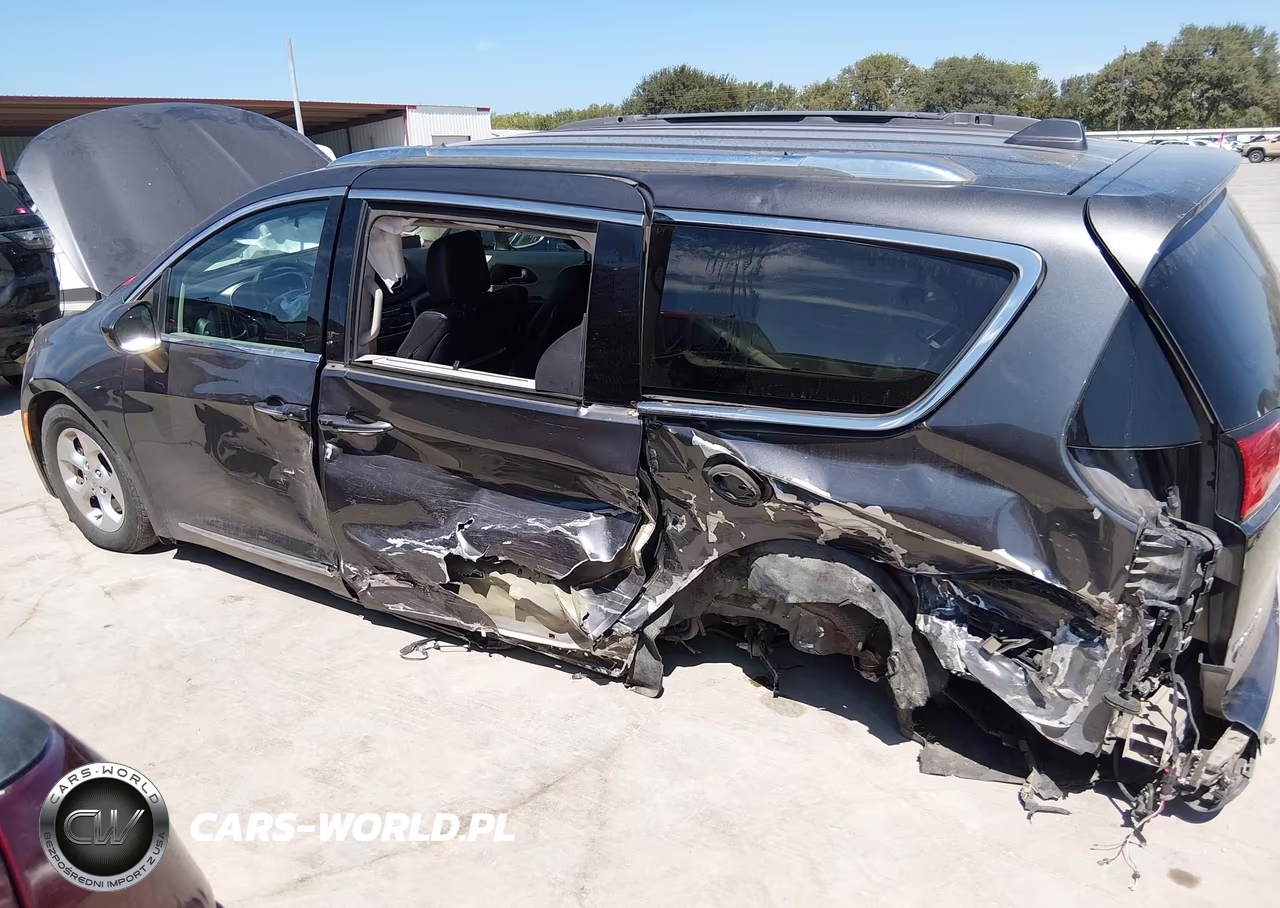 2017 Chrysler Pacifica Touring-L Plus VIN:2C4RC1EG9HR622575 - 6