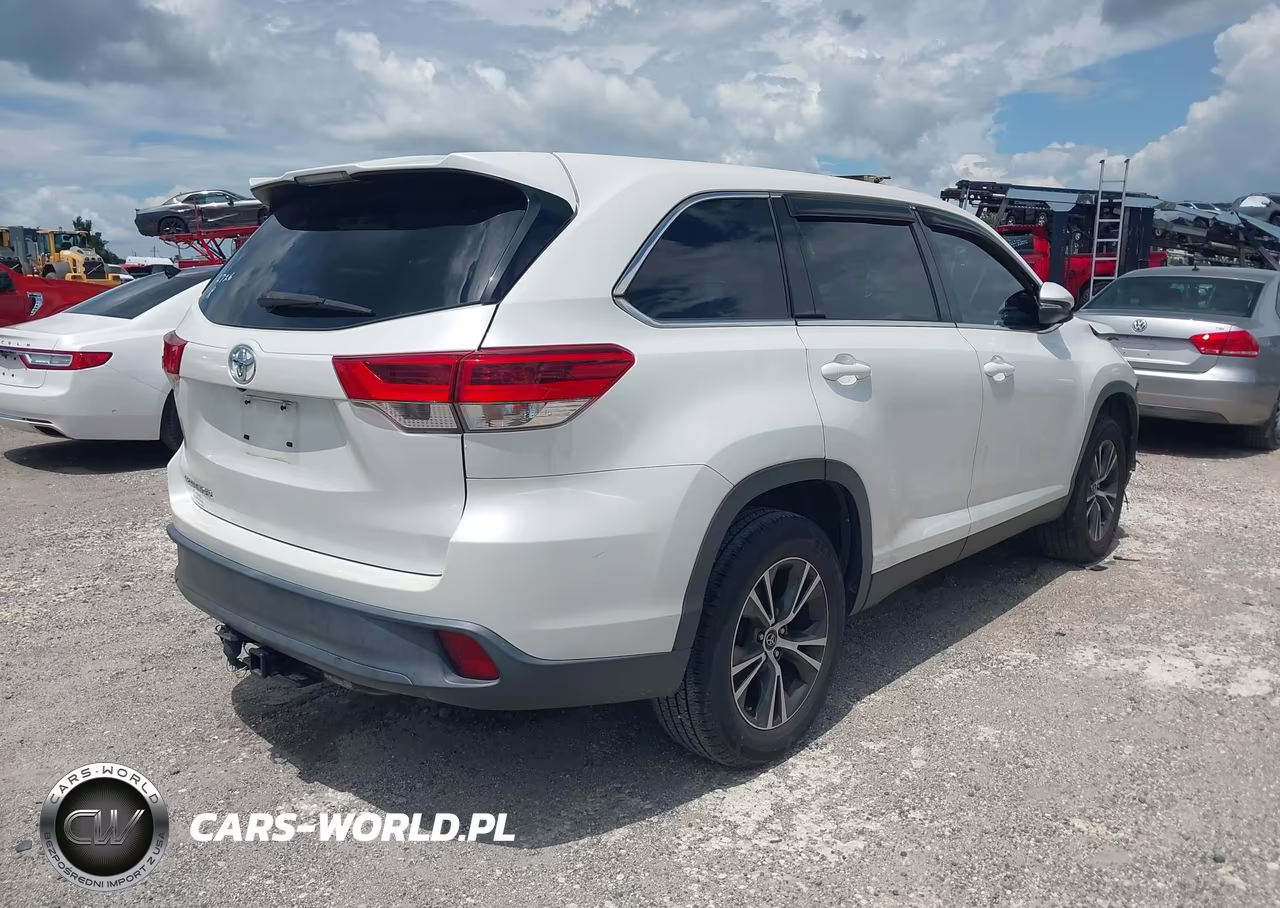 2019 Toyota Highlander Le VIN:5TDZZRFH9KS300117 - 4
