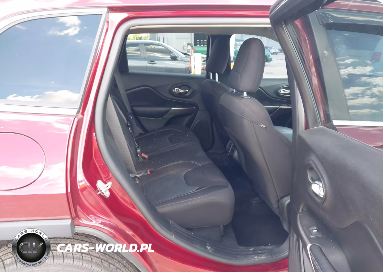 2019 Jeep Cherokee Latitude 4X4 VIN:1C4PJMCB9KD350805 - 8