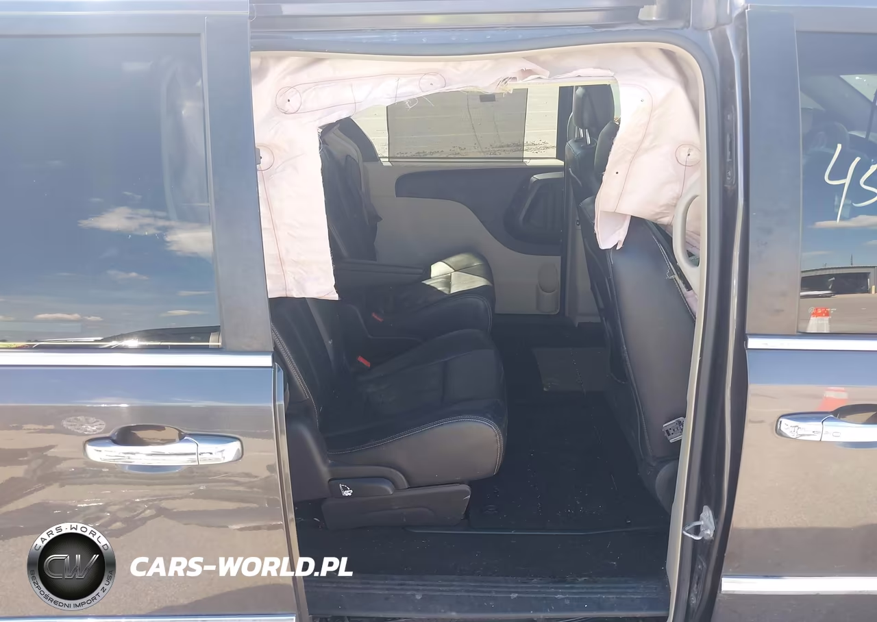2016 Chrysler Town & Country Touring-L Anniversary Edition VIN:2C4RC1CG1GR128292 - 8