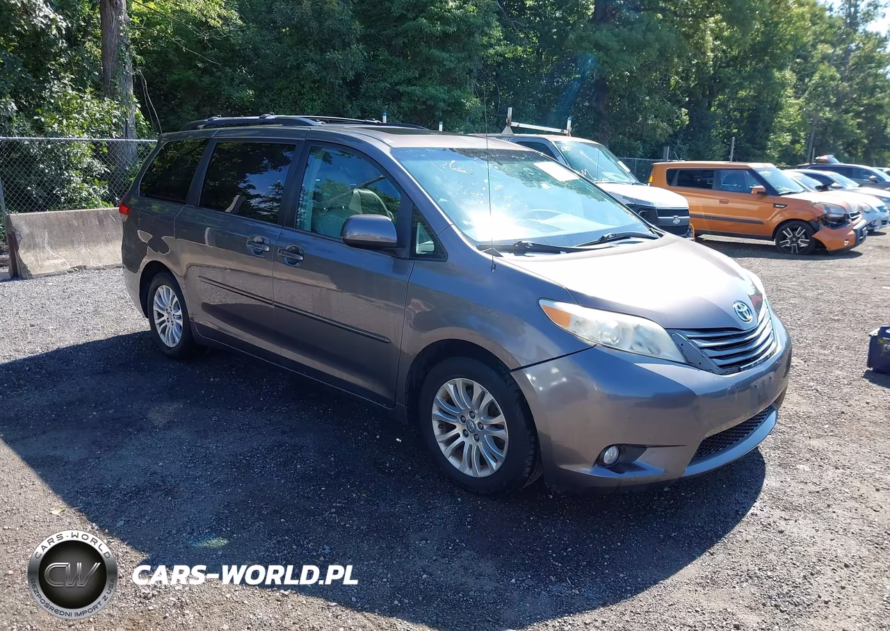 2013 Toyota Sienna Xle V6 8 Passenger