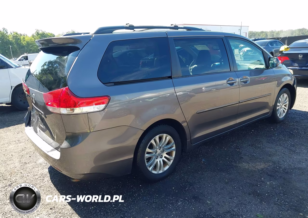 2013 Toyota Sienna Xle V6 8 Passenger VIN:5TDYK3DC5DS308092 - 4