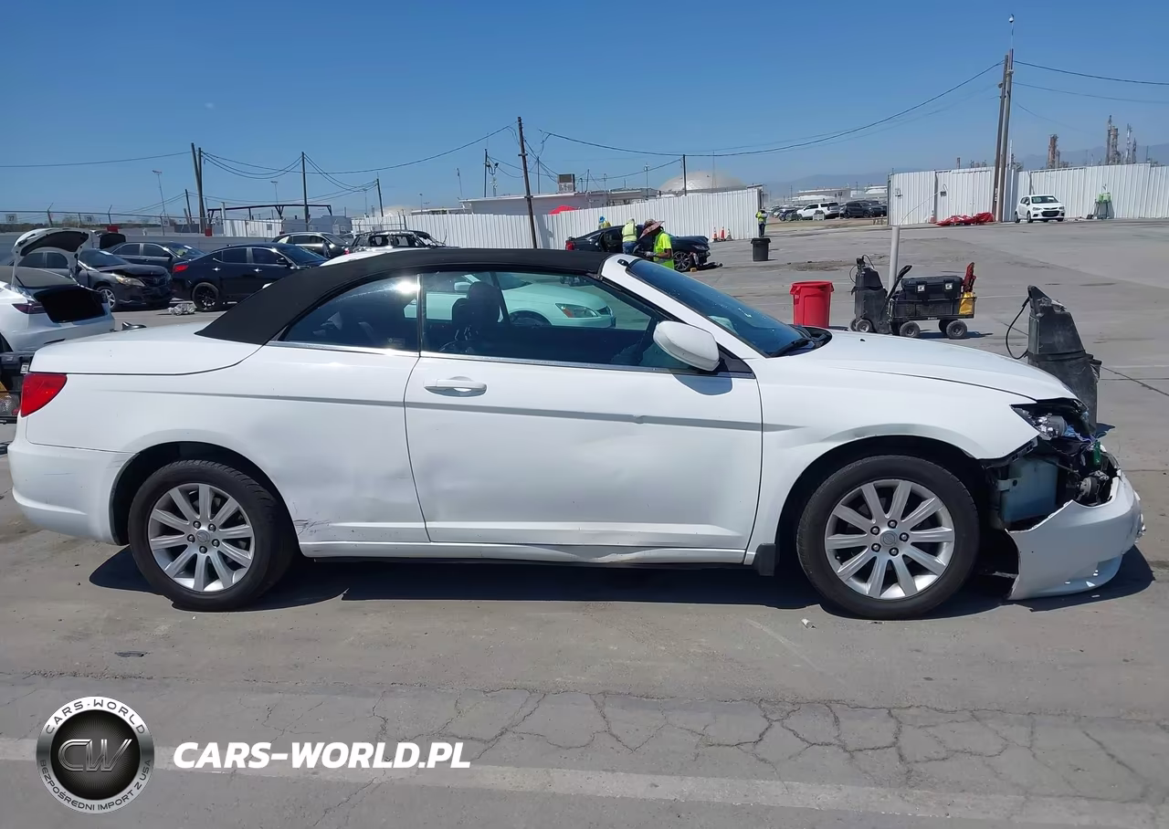 2013 Chrysler 200 Touring VIN:1C3BCBEB0DN592325 - 15