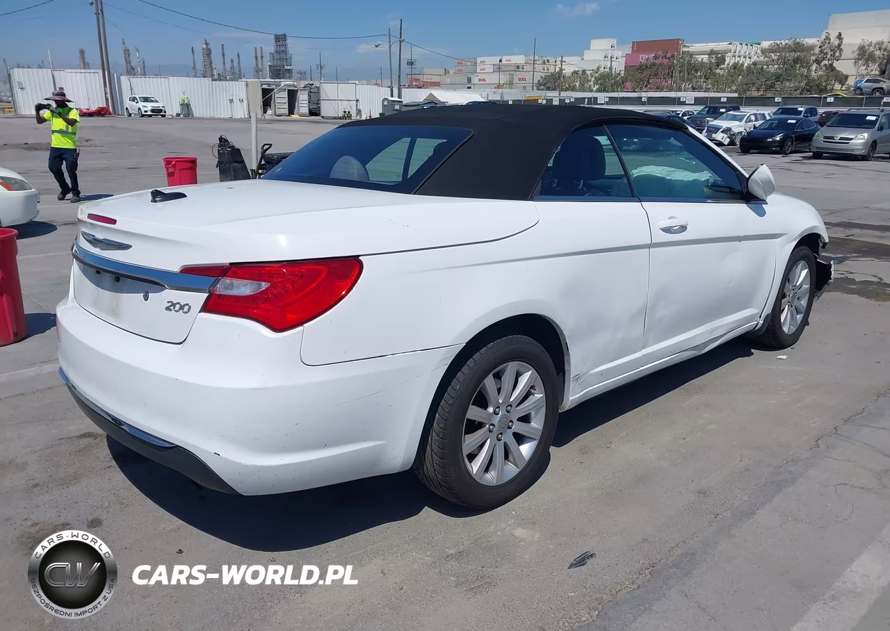 2013 Chrysler 200 Touring VIN:1C3BCBEB0DN592325 - 4