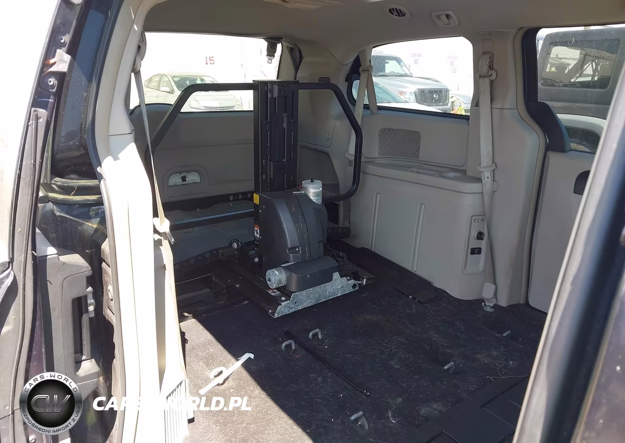 2013 Chrysler Town & Country Touring VIN:2C4RC1BG4DR595171 - 8
