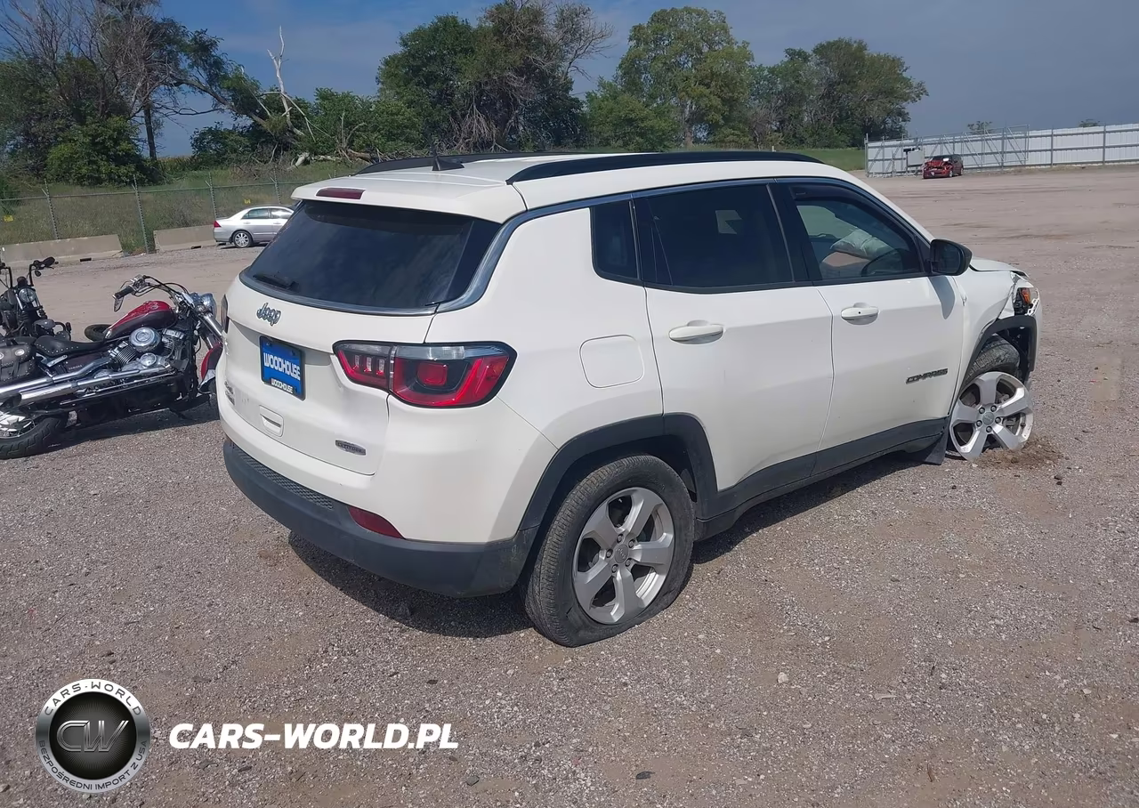 2019 Jeep Compass Latitude 4X4 VIN:3C4NJDBB7KT836242 - 4