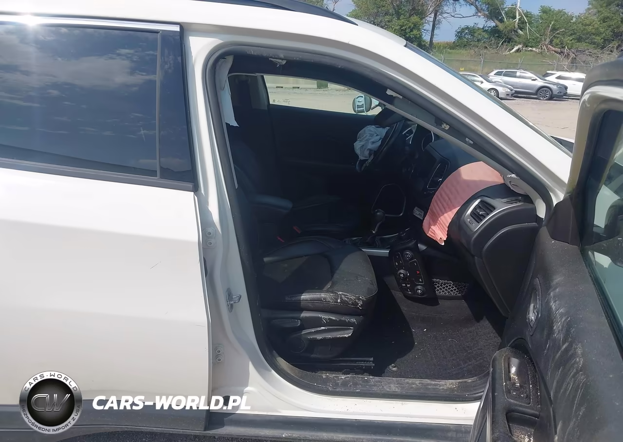 2019 Jeep Compass Latitude 4X4 VIN:3C4NJDBB7KT836242 - 5