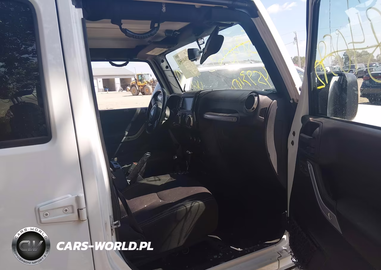 2016 Jeep Wrangler Unlimited Sahara VIN:1C4HJWEG8GL297553 - 5