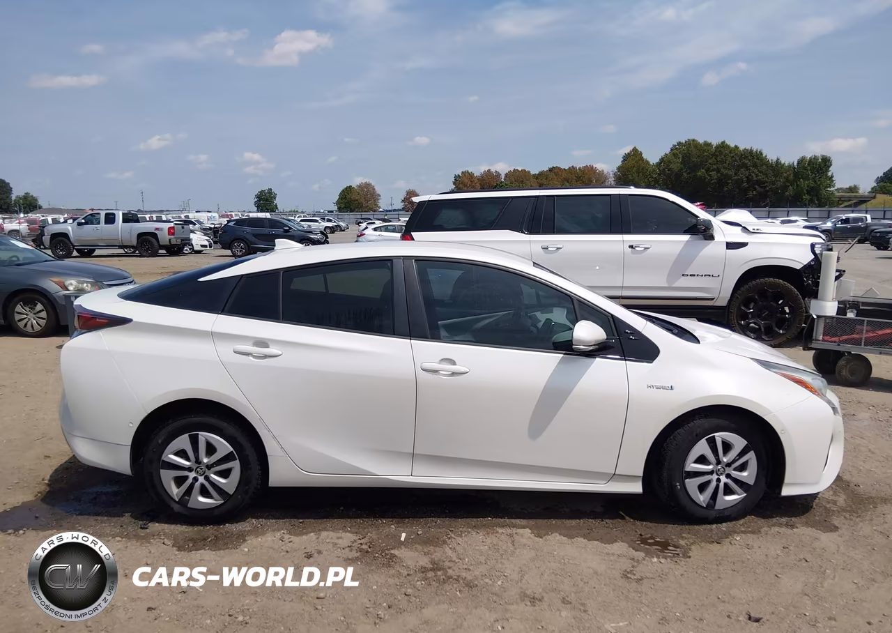 2018 Toyota Prius Four VIN:JTDKARFU0J3054497 - 14