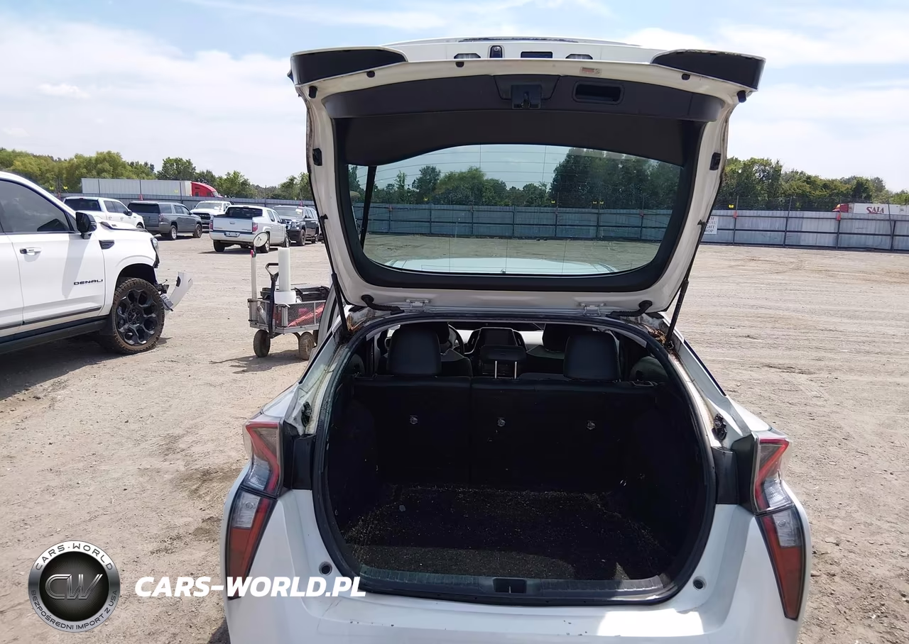 2018 Toyota Prius Four VIN:JTDKARFU0J3054497 - 18