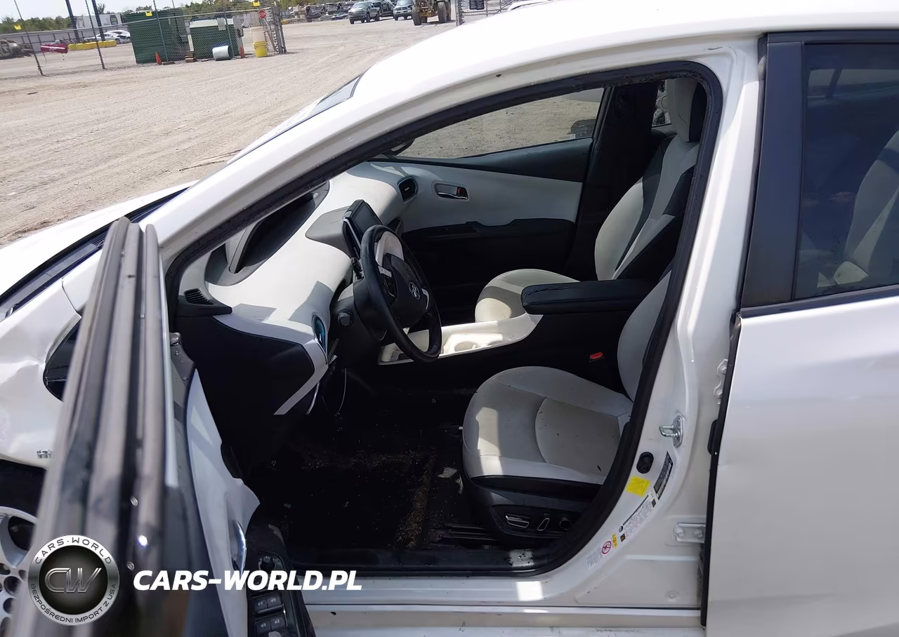 2018 Toyota Prius Four VIN:JTDKARFU0J3054497 - 19