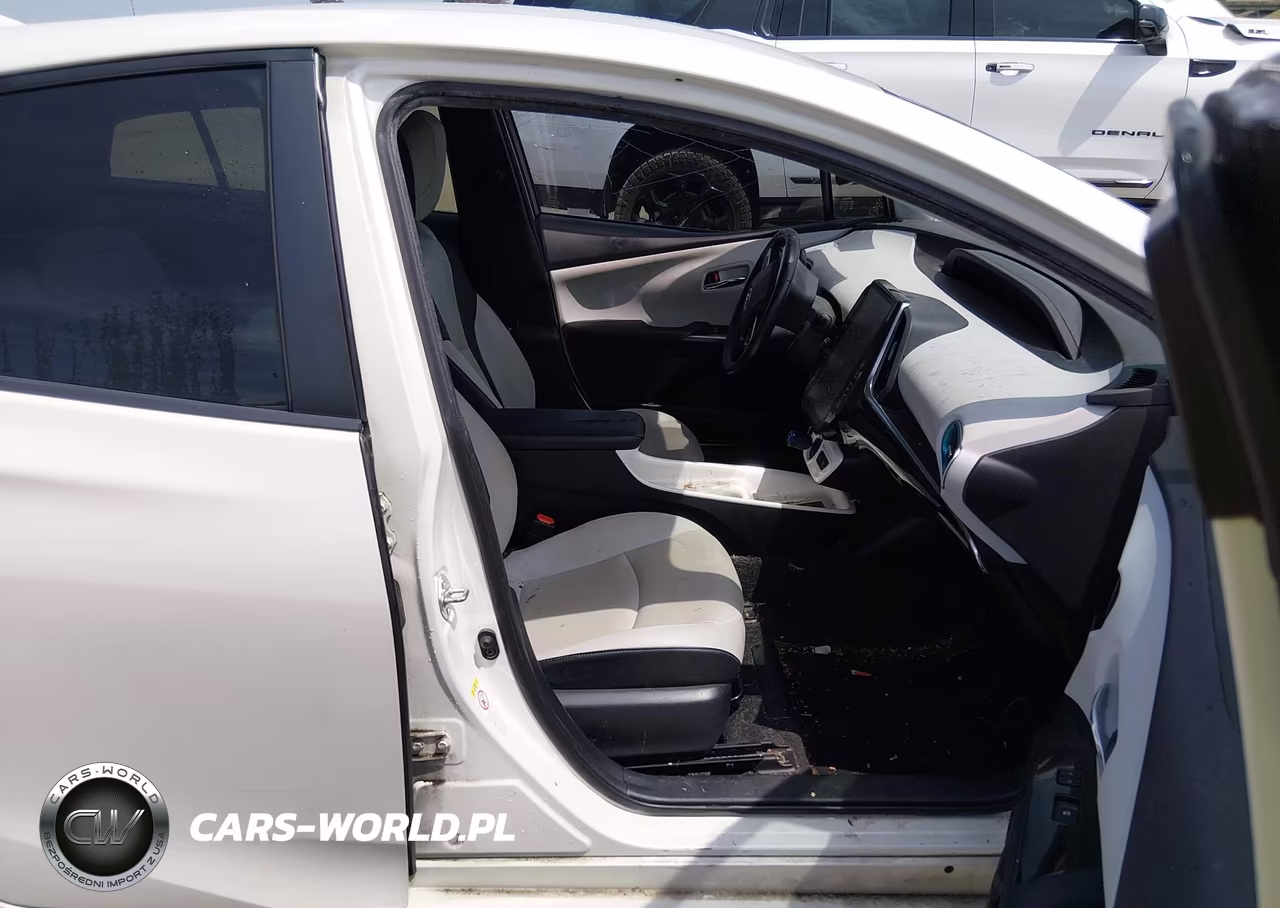 2018 Toyota Prius Four VIN:JTDKARFU0J3054497 - 5