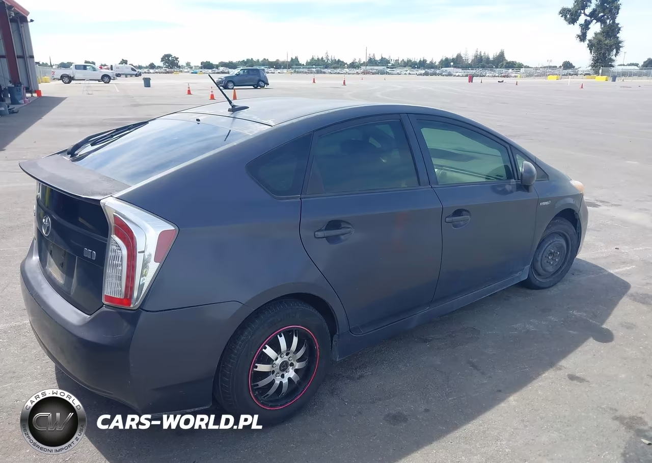 2013 Toyota Prius VIN:JTDKN3DU8D5666654 - 4