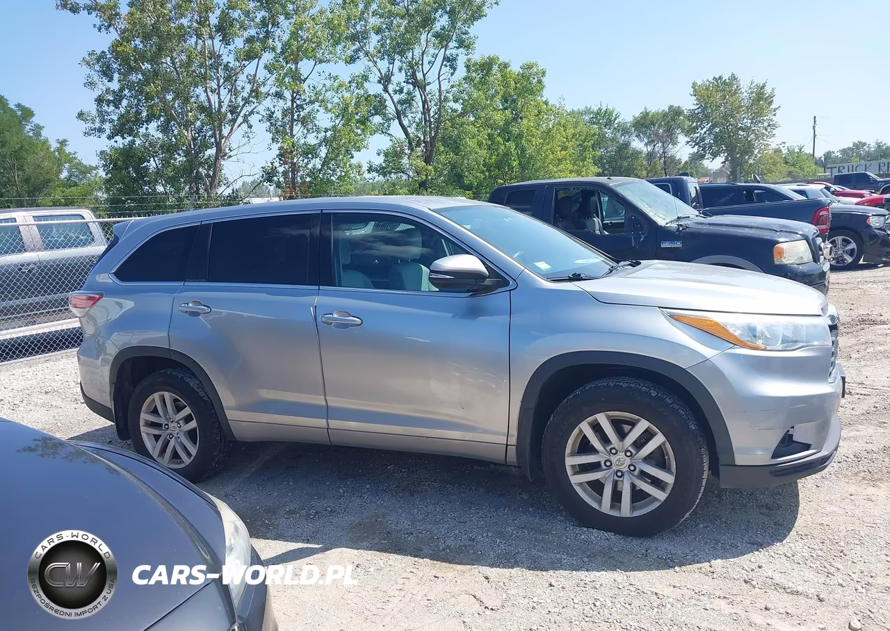 2015 Toyota Highlander Le V6 VIN:5TDBKRFH9FS173543 - 13