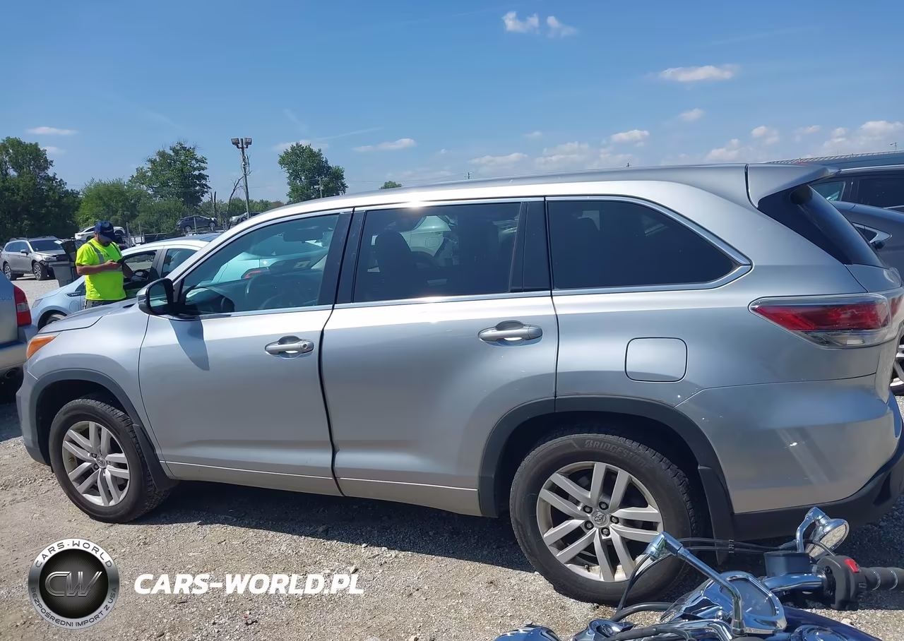 2015 Toyota Highlander Le V6 VIN:5TDBKRFH9FS173543 - 14