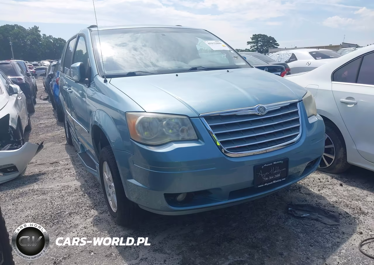 2010 Chrysler Town & Country Touring – zdjęcie 1 z 19