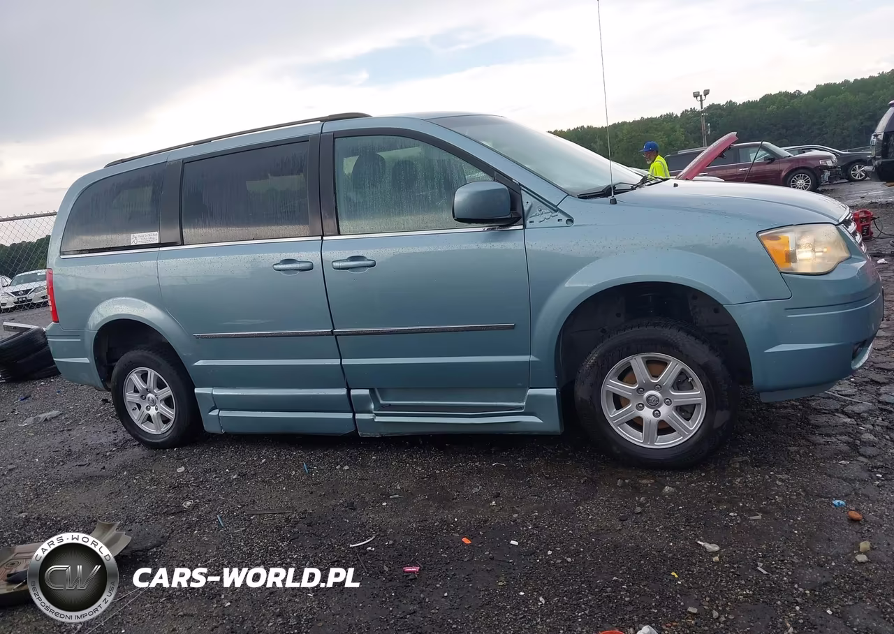 2010 Chrysler Town & Country Touring VIN:2A4RR5D17AR243996 - 13