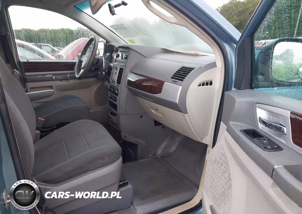 2010 Chrysler Town & Country Touring VIN:2A4RR5D17AR243996 - 5