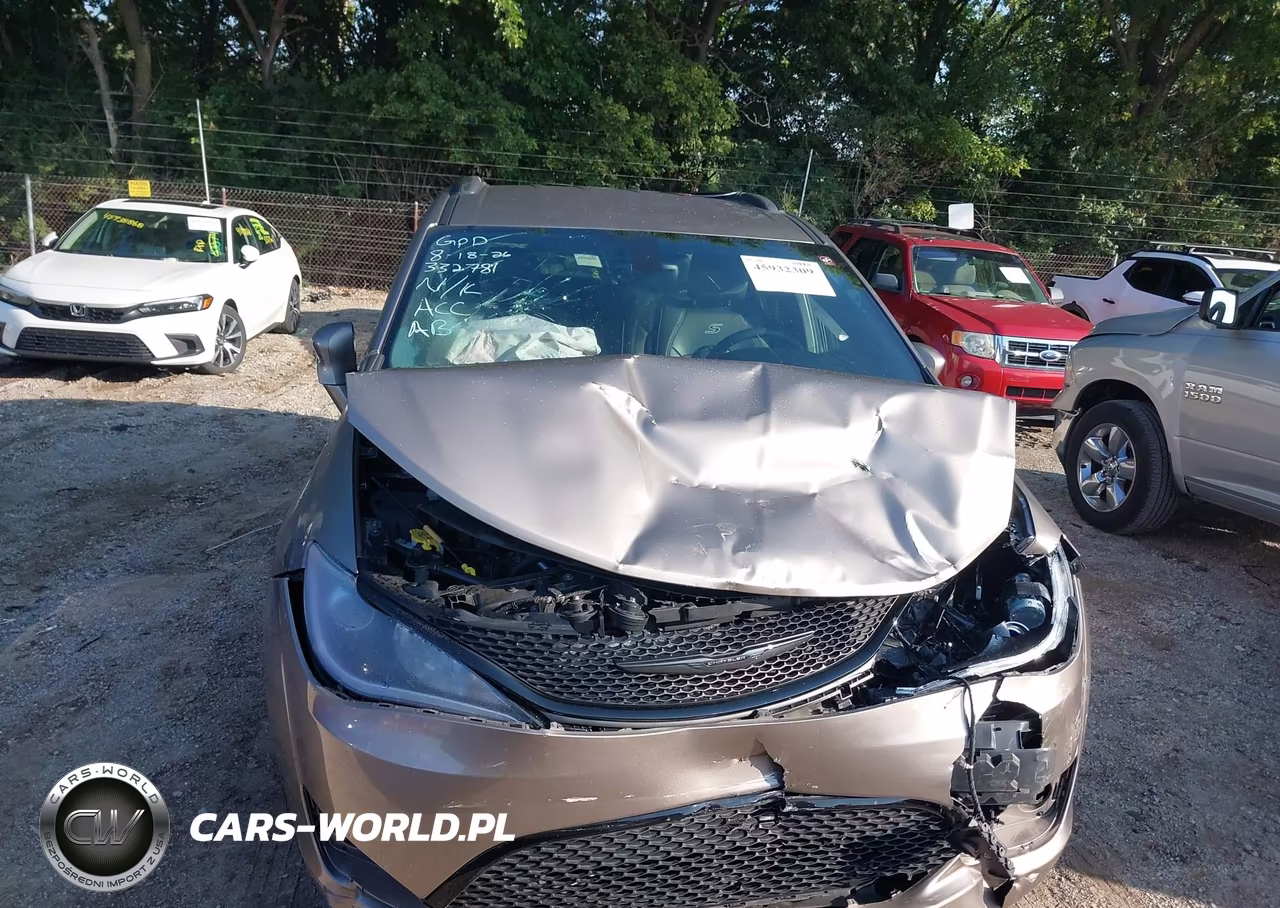 2018 Chrysler Pacifica Touring L Plus VIN:2C4RC1EG0JR332781 - 12