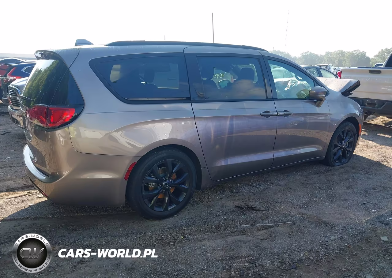 2018 Chrysler Pacifica Touring L Plus VIN:2C4RC1EG0JR332781 - 13