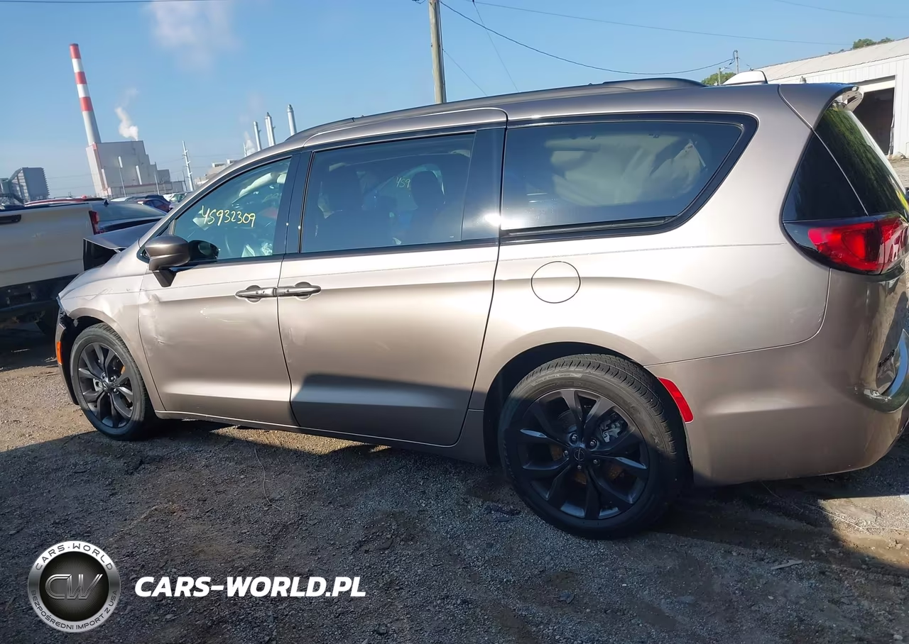 2018 Chrysler Pacifica Touring L Plus VIN:2C4RC1EG0JR332781 - 14