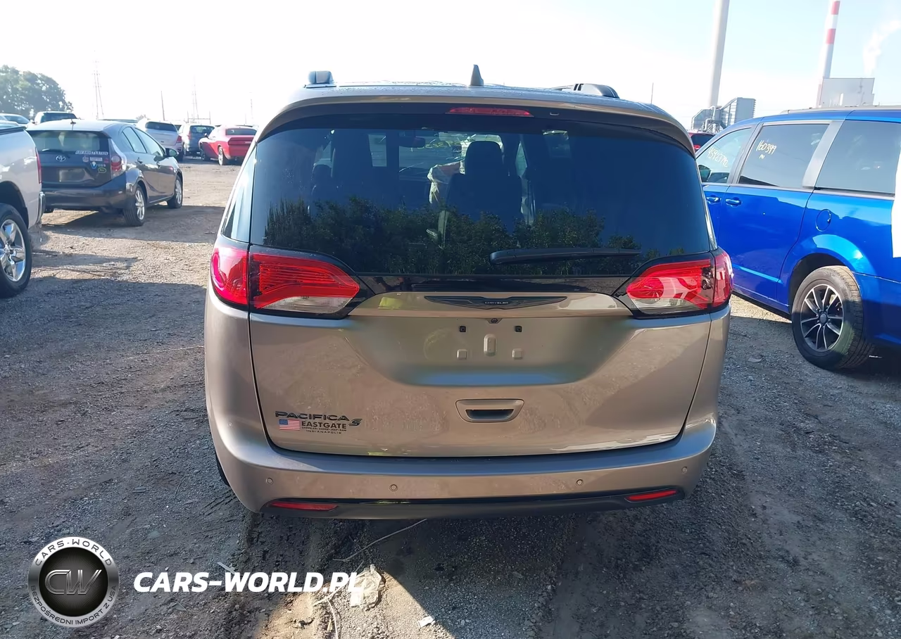 2018 Chrysler Pacifica Touring L Plus VIN:2C4RC1EG0JR332781 - 16
